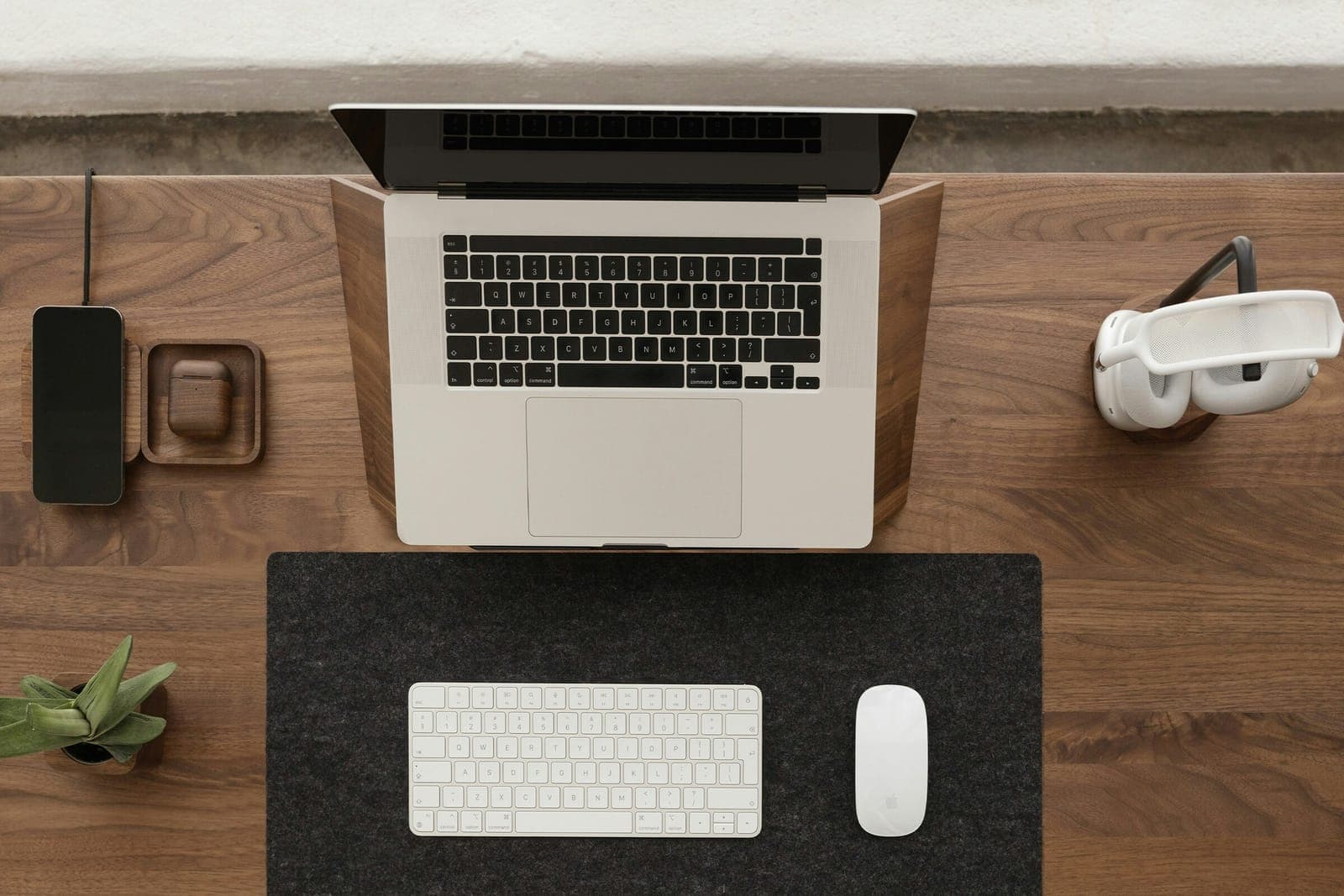 Vue du dessus d'un bureau à domicile organisé avec ordinateur, tapis de bureau, clavier et vide-poche