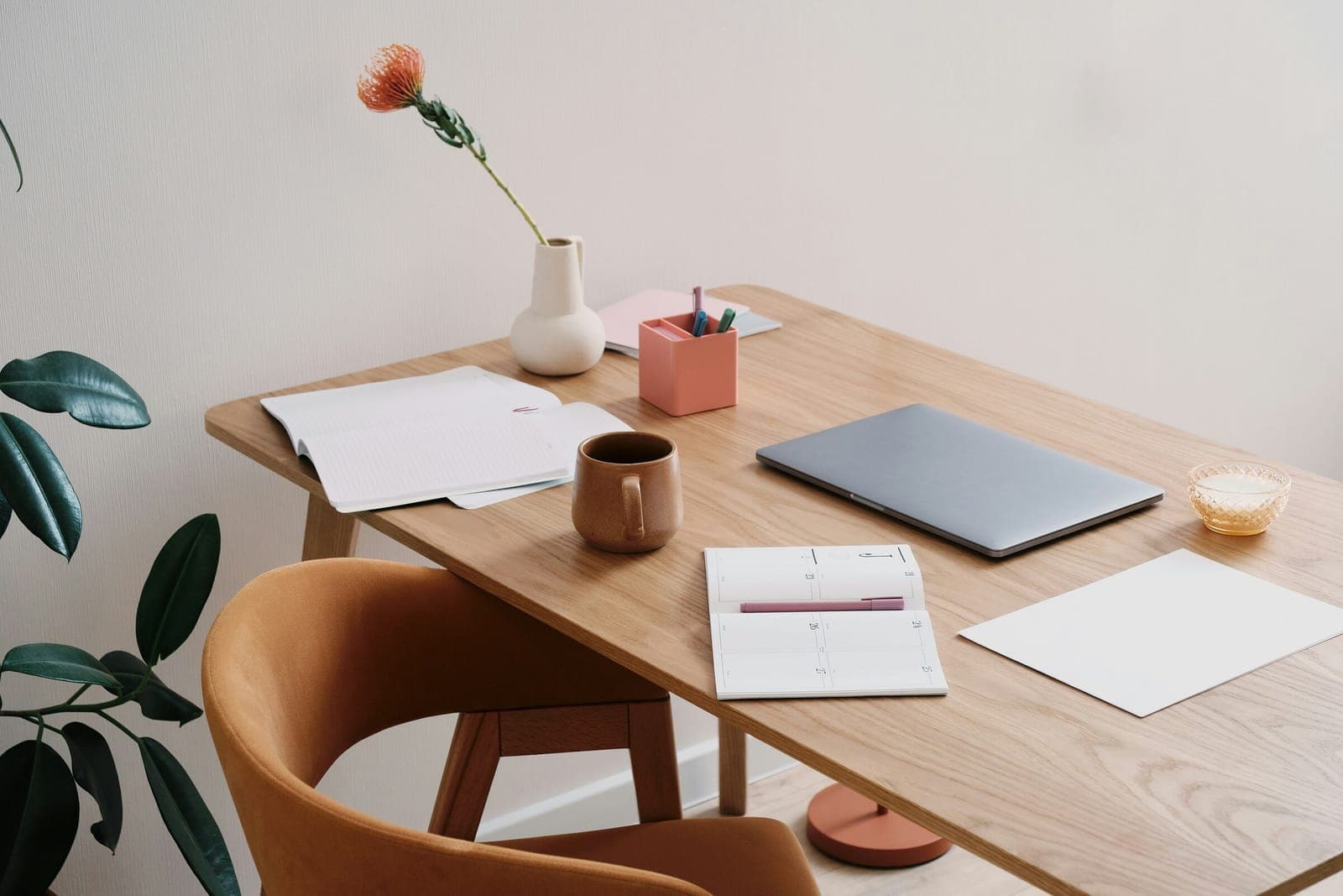 Bureau de télétravail calme avec ordinateur, carnet et calendrier de travail